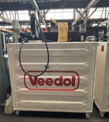 un conteneur blanc portant un logo, dans un entrepôt
