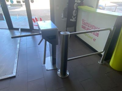 une table et une chaise devant une porte