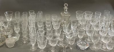 un grand nombre de verres posés sur une table
