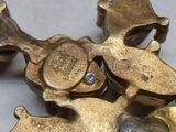 un gros plan d'une croix ornée d'un diamant au centre
