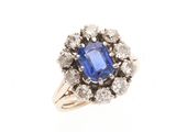 gros plan d'une bague en saphir bleu et diamant sur fond blanc