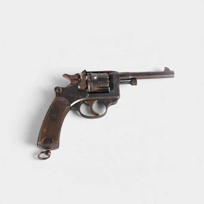 un vieux fusil sur une surface blanche avec un fond blanc
