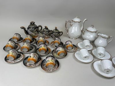 de nombreux types de théières et de soucoupes sur la table
