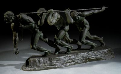une statue en bronze représentant trois hommes transportant une bûche