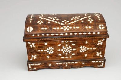 boîte en bois avec incrustations de nacre