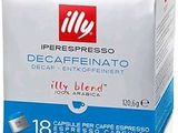 des grains de café dans une boîte sur fond blanc, avec une étiquette rouge et bleue