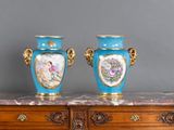 deux vases posés sur une table en bois