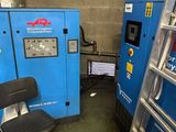 une machine bleue et une chaise noire dans une pièce