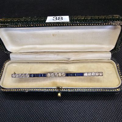 une photo d'un bracelet en diamants bleus et blancs présenté dans un écrin