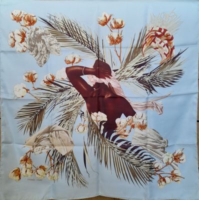 un gros plan sur un foulard carré orné d'une femme coiffée d'un chapeau et de fleurs