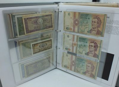 une photo d'un livre dans lequel se trouve une liasse de billets
