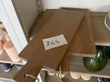 une étagère contenant beaucoup d'objets