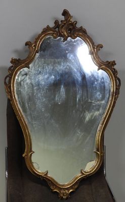 un miroir posé sur une table