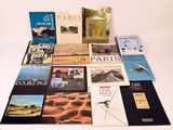 plusieurs livres posés sur une table avec un fond blanc et un fond blanc