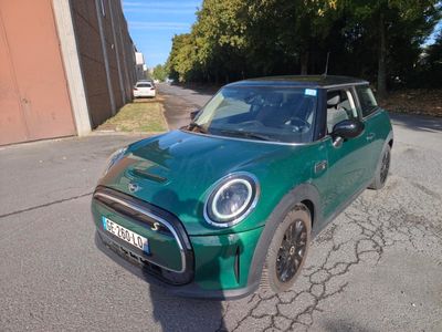 une petite voiture verte garée sur le bord de la route