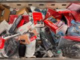 une boîte remplie d'appareils électroniques divers et d'autres objets