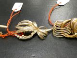 deux bijoux posés sur une table