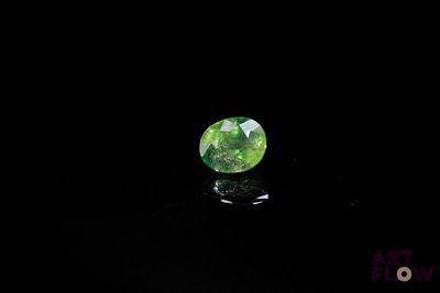 gros plan d'un diamant vert sur une surface noire