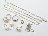 beaucoup de bijoux posés sur la table