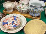 de nombreuses assiettes et bols posés sur une table recouverte d'une nappe verte