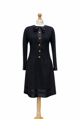 une robe noire sur un mannequin sur fond blanc