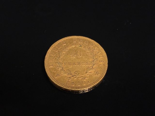 Une pièce de monnaie en or à valeur faciale de quarante francs (4...
