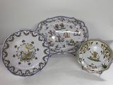 trois assiettes à motifs différents posées sur une surface blanche
