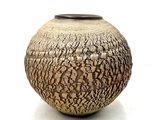 un vase posé sur une surface blanche