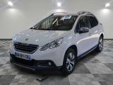 la petite voiture blanche est garée dans une grande pièce