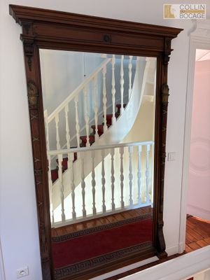 Grand miroir d'époque Empire, à décor de torches et de pots …