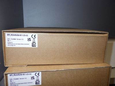 deux boîtes empilées l'une sur l'autre
