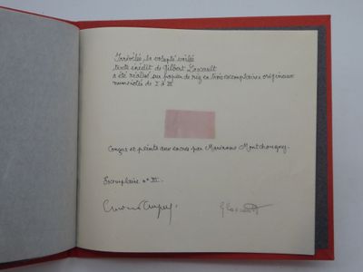 un livre ouvert dont l'intérieur d'une page est écrit à la main