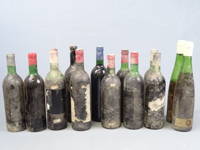 13 bouteilles sans étiquettes ou non identifiables