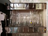 une étagère sur laquelle sont posés des verres à vin, dans la cuisine