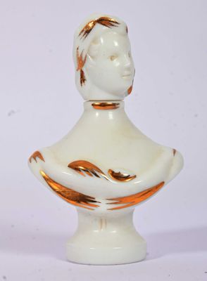 une image représentant un buste blanc et doré orné d'un visage de femme