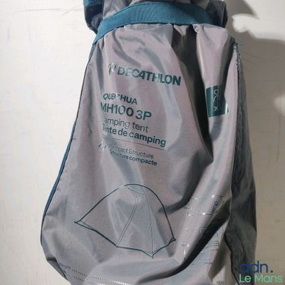 un sac accroché au mur, auquel est attaché un sac à dos