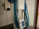 un tuyau bleu fixé au mur d'une salle de bains