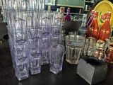 de nombreux verres posés sur le comptoir du restaurant