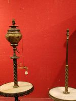 Deux lampadaires en laiton et bronze, tablettes en albâtre g… (photo 4)
