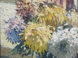 une peinture de fleurs dans un vase sur le rebord d'une fenêtre