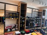 une pièce où il y a beaucoup de vêtements sur les étagères
