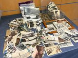 une table avec un tas de vieilles photos dessus