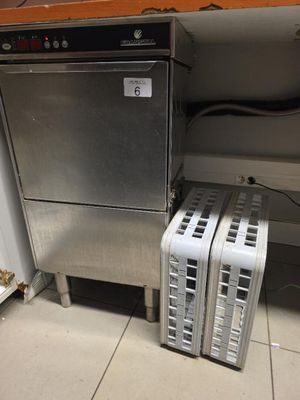 une photo d'un lave-vaisselle et d'un grille-pain empilés l'un sur l'autre