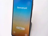 the back view of a smartphone with the screen open and the text benvenuti on it