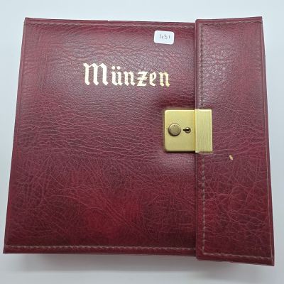 carnet en cuir avec un fermoir doré et un nom gravé sur la couverture