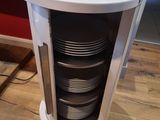 une pile d'assiettes posée sur un support blanc