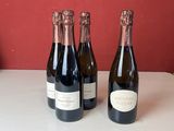 trois bouteilles de vin sont alignées sur un comptoir