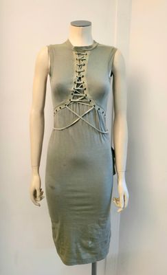 Le mannequin porte une robe grise ornée de dentelle.