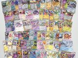 une pile de cartes pokemon posée sur une table