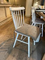 8 chaises en bois naturel peint crème, le dossier ajouré à b…